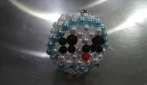 11月12日，靈活就業(yè)創(chuàng)業(yè)，與正規(guī)手工企業(yè)合作，手工之家讓大家加工和銷(xiāo)售都掙錢(qián)，圖為勵(lì)志珠珠繡串珠手工產(chǎn)品剪影