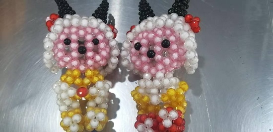 11月12日，靈活就業(yè)創(chuàng)業(yè)，與正規(guī)手工企業(yè)合作，手工之家讓大家加工和銷(xiāo)售都掙錢(qián)，圖為勵(lì)志珠珠繡串珠手工產(chǎn)品剪影