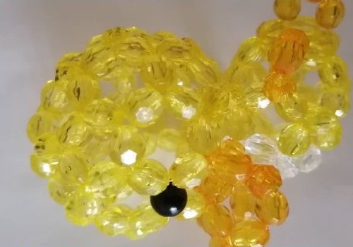 11月13日，正規(guī)好做的手工項目，居家副業(yè)掙錢，手工之家的珠繡串珠是純手工，人們喜歡，圖為勵志珠珠繡串珠手工產(chǎn)品剪影