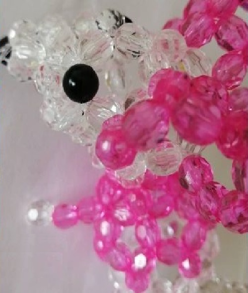 11月13日，正規(guī)好做的手工項目，居家副業(yè)掙錢，手工之家的珠繡串珠是純手工，人們喜歡，圖為勵志珠珠繡串珠手工產(chǎn)品剪影