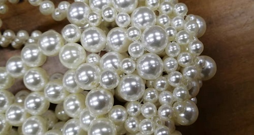 1月14日，在家做手工掙錢，靈活就業(yè)創(chuàng)業(yè)，很多人選擇手工之家后居家手工收入好，圖為勵(lì)志珠珠繡串珠手工產(chǎn)品剪影