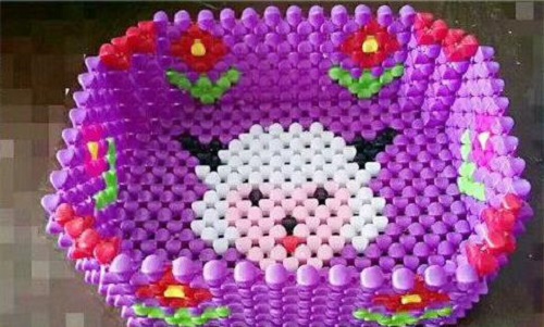 11月15日，珠繡手工加工回收項目，靈活就業(yè)創(chuàng)業(yè)，在家做的手工，選擇手工之家的人都在努力，圖為勵志珠珠繡串珠手工產(chǎn)品剪影