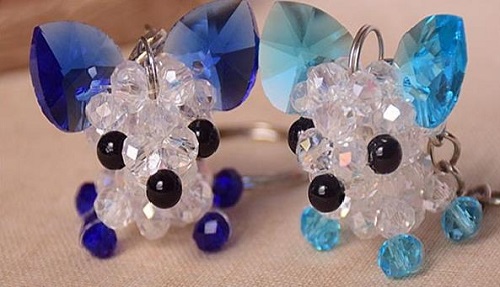 11月16日，拿回家做的手工，居家靈活就業(yè)創(chuàng)業(yè)，手工之家的手工項(xiàng)目加工人員涵蓋很廣，圖為勵(lì)志珠珠繡串珠手工產(chǎn)品剪影