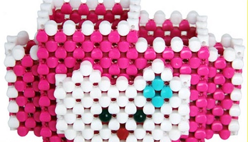 11月18日，在家做手工掙錢(qián)，想接正規(guī)廠家的手工項(xiàng)目，手工之家正規(guī)可靠、制度完善，圖為勵(lì)志珠珠繡串珠手工產(chǎn)品剪影