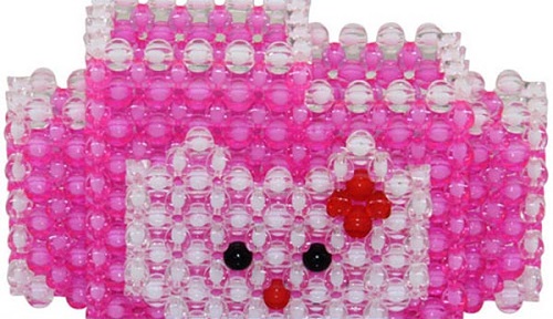 11月18日，在家做手工掙錢(qián)，想接正規(guī)廠家的手工項(xiàng)目，手工之家正規(guī)可靠、制度完善，圖為勵(lì)志珠珠繡串珠手工產(chǎn)品剪影