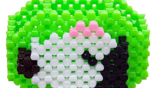 11月18日，在家做手工掙錢(qián)，想接正規(guī)廠家的手工項(xiàng)目，手工之家正規(guī)可靠、制度完善，圖為勵(lì)志珠珠繡串珠手工產(chǎn)品剪影