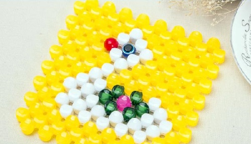 11月19日，拿回家做的手工，靈活就業(yè)創(chuàng)業(yè)手工項目，在手工之家個人做和開手工工作室、以及邊加工邊銷售，哪個更合適？圖為勵志珠珠繡串珠手工產(chǎn)品剪影