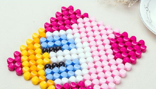 11月19日，拿回家做的手工，靈活就業(yè)創(chuàng)業(yè)手工項目，在手工之家個人做和開手工工作室、以及邊加工邊銷售，哪個更合適？圖為勵志珠珠繡串珠手工產(chǎn)品剪影