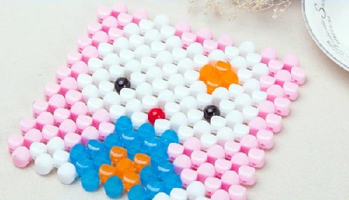 11月19日，拿回家做的手工，靈活就業(yè)創(chuàng)業(yè)手工項目，在手工之家個人做和開手工工作室、以及邊加工邊銷售，哪個更合適？圖為勵志珠珠繡串珠手工產(chǎn)品剪影