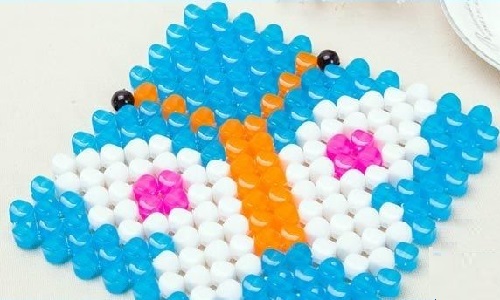 11月20日，想接正規(guī)廠家的手工項(xiàng)目，居家靈活就業(yè)創(chuàng)業(yè)，就要找長(zhǎng)期穩(wěn)定、真正做事業(yè)的手工之家，圖為勵(lì)志珠珠繡串珠手工產(chǎn)品剪影