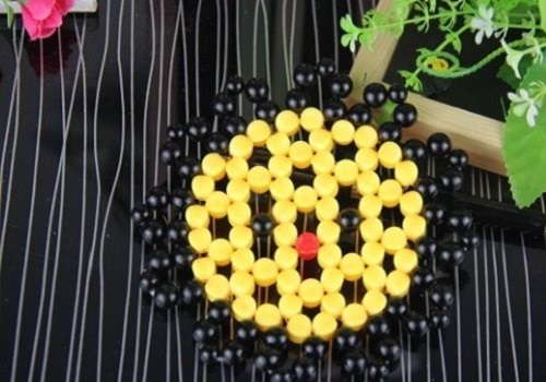 11月20日，想接正規(guī)廠家的手工項(xiàng)目，居家靈活就業(yè)創(chuàng)業(yè)，就要找長(zhǎng)期穩(wěn)定、真正做事業(yè)的手工之家，圖為勵(lì)志珠珠繡串珠手工產(chǎn)品剪影