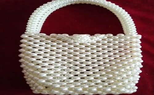 11月22日，拿回家做的手工，在家做手工掙錢，靈活就業(yè)創(chuàng)業(yè)選重視產(chǎn)品銷售的手工之家，圖為勵志珠珠繡串珠手工產(chǎn)品剪影