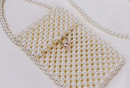 11月22日，拿回家做的手工，在家做手工掙錢，靈活就業(yè)創(chuàng)業(yè)選重視產(chǎn)品銷售的手工之家，圖為勵志珠珠繡串珠手工產(chǎn)品剪影