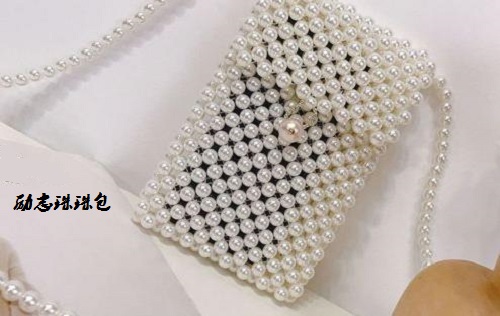 11月22日，拿回家做的手工，在家做手工掙錢，靈活就業(yè)創(chuàng)業(yè)選重視產(chǎn)品銷售的手工之家，圖為勵志珠珠繡串珠手工產(chǎn)品剪影