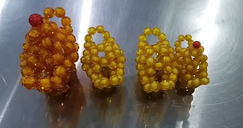 12月1日，新的一月，把純手工拿回家做，靈活就業(yè)創(chuàng)業(yè)，手工之家以誠待人、以真為本，圖為勵(lì)志珠珠繡串珠手工產(chǎn)品剪影