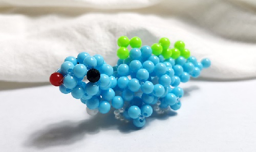 12月5日，想接正規(guī)廠家的手工項(xiàng)目，手工靈活就業(yè)創(chuàng)業(yè)，手工之家對(duì)加工人員不設(shè)限，圖為勵(lì)志珠珠繡串珠手工產(chǎn)品剪影