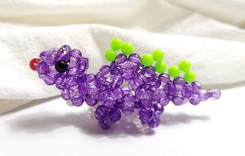 12月5日，想接正規(guī)廠家的手工項(xiàng)目，手工靈活就業(yè)創(chuàng)業(yè)，手工之家對(duì)加工人員不設(shè)限，圖為勵(lì)志珠珠繡串珠手工產(chǎn)品剪影