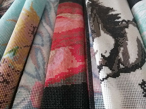 12月6日，帶回家做的手工項目，在家做手工靈活就業(yè)創(chuàng)業(yè)，男士女士做手工之家的手工有什么區(qū)別，圖為勵志珠珠繡串珠手工產(chǎn)品剪影