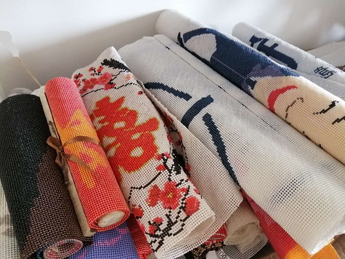 12月6日，帶回家做的手工項目，在家做手工靈活就業(yè)創(chuàng)業(yè)，男士女士做手工之家的手工有什么區(qū)別，圖為勵志珠珠繡串珠手工產(chǎn)品剪影