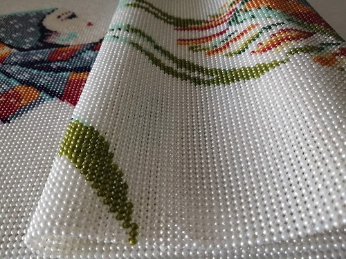 12月6日，帶回家做的手工項目，在家做手工靈活就業(yè)創(chuàng)業(yè)，男士女士做手工之家的手工有什么區(qū)別，圖為勵志珠珠繡串珠手工產(chǎn)品剪影