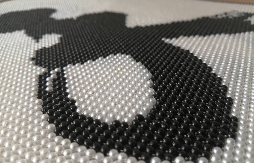 12月7日，純手工加工項目，拿回家做的手工，在手工之家，認真了、行動了就會有好的收獲，圖為勵志珠珠繡串珠手工產(chǎn)品剪影