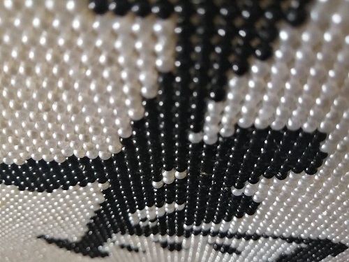 12月7日，純手工加工項目，拿回家做的手工，在手工之家，認真了、行動了就會有好的收獲，圖為勵志珠珠繡串珠手工產(chǎn)品剪影