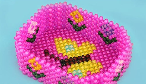 1月15日，拿回家做的手工項目，靈活就業(yè)串珠手工，手工之家移動銷售新平臺同樣適合大家空閑時間在家做，圖為勵志珠珠繡串珠手工產(chǎn)品剪影