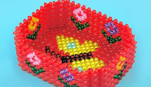 1月15日，拿回家做的手工項目，靈活就業(yè)串珠手工，手工之家移動銷售新平臺同樣適合大家空閑時間在家做，圖為勵志珠珠繡串珠手工產(chǎn)品剪影