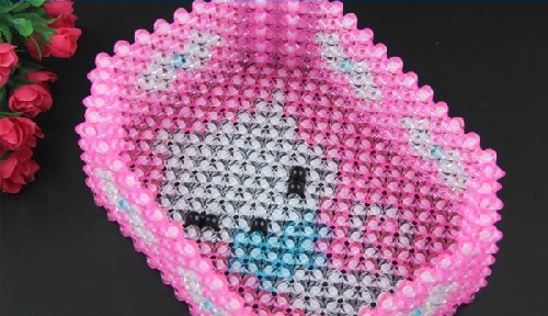 1月15日，拿回家做的手工項目，靈活就業(yè)串珠手工，手工之家移動銷售新平臺同樣適合大家空閑時間在家做，圖為勵志珠珠繡串珠手工產(chǎn)品剪影