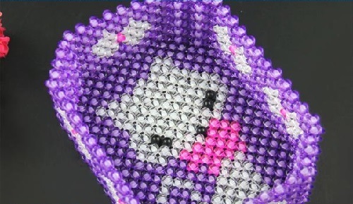 1月15日，拿回家做的手工項目，靈活就業(yè)串珠手工，手工之家移動銷售新平臺同樣適合大家空閑時間在家做，圖為勵志珠珠繡串珠手工產(chǎn)品剪影