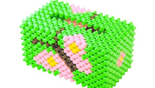 1月17日，在家做手工掙錢，靈活就業(yè)好手工項目，手工之家的純手工項目是一個整體，有前景，圖為勵志珠珠繡串珠手工產(chǎn)品剪影