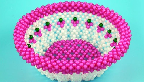 1月18日，正規(guī)手工項(xiàng)目，靈活就業(yè)好選擇，手工之家是個(gè)大家庭，大家每一個(gè)人都是重要成員，圖為勵(lì)志珠珠繡串珠手工產(chǎn)品剪影