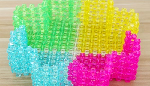 1月18日，正規(guī)手工項(xiàng)目，靈活就業(yè)好選擇，手工之家是個(gè)大家庭，大家每一個(gè)人都是重要成員，圖為勵(lì)志珠珠繡串珠手工產(chǎn)品剪影