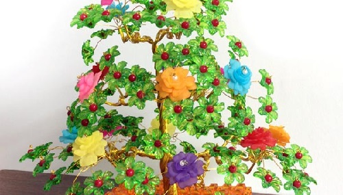 1月19日，純手工串珠項(xiàng)目，居家專兼職的好副業(yè)，靈活就業(yè)手工，手工之家堅(jiān)持對(duì)傳統(tǒng)手工文化的傳承和創(chuàng)新，圖為勵(lì)志珠珠繡串珠手工產(chǎn)品剪影