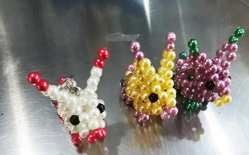 1月26日，純手工加工回收項目，居家就業(yè)好副業(yè)，做手工項目掙錢要注意什么？圖為勵志珠珠繡串珠手工產(chǎn)品剪影