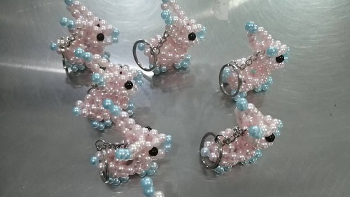 1月26日，純手工加工回收項目，居家就業(yè)好副業(yè)，做手工項目掙錢要注意什么？圖為勵志珠珠繡串珠手工產(chǎn)品剪影