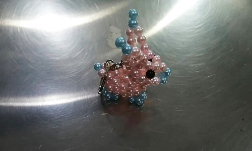 1月26日，純手工加工回收項目，居家就業(yè)好副業(yè)，做手工項目掙錢要注意什么？圖為勵志珠珠繡串珠手工產(chǎn)品剪影