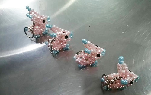 1月26日，純手工加工回收項目，居家就業(yè)好副業(yè)，做手工項目掙錢要注意什么？圖為勵志珠珠繡串珠手工產(chǎn)品剪影