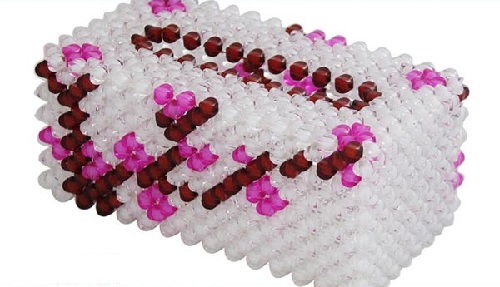 1月27日，想接正規(guī)廠家的手工項(xiàng)目，可靠的串珠手工，手工之家對合作的人員沒有特別的要求是什么意思？圖為勵志珠珠繡串珠手工產(chǎn)品剪影