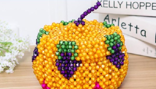 1月28日，靈活就業(yè)好項目，拿回家做的手工項目，手工之家有底氣、講誠信因為真實可靠，圖為勵志珠珠繡串珠手工產(chǎn)品剪影