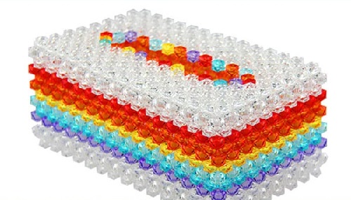 1月30日，拿回家做的手工項目，靈活就業(yè)好副業(yè)，手工之家的純手工產(chǎn)品怎么樣？圖為勵志珠珠繡串珠手工產(chǎn)品剪影