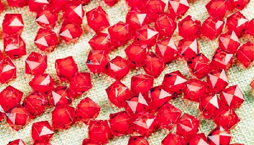 2月3日，純手工加工項(xiàng)目，專兼職手工，手工之家手工事業(yè)的外發(fā)加工業(yè)務(wù)利于大家、也利于企業(yè)，圖為勵志珠珠繡串珠手工繡珠剪影 作為手工之家珠繡串珠手工事業(yè)的重要板塊，手工之家的外發(fā)加工業(yè)務(wù)一直以來都做的很好，不僅為這個手工事業(yè)的發(fā)展提供了支持和保證，也因?yàn)閹椭吮姸嚅e散勞動力實(shí)現(xiàn)了居家靈活就業(yè)，而產(chǎn)生了良好的社會效益。 了解手工之家十幾年的發(fā)展歷史就會知道，手工之家最初只是一個小作坊，因?yàn)榧庸さ闹槔C串珠手工產(chǎn)品在市場上很受歡迎，對加工的需求很大，所以開始通過招募周邊鄉(xiāng)村的閑散勞動力居家做，開啟了外發(fā)加工的大門。 隨著產(chǎn)品種類越來越多，隨著市場越來越大，從商超到訂單客戶、從國內(nèi)到國外，從企業(yè)定制到展會、家裝行業(yè)，隨著知名度越來越高，加上手工之家一直以來對外的服務(wù)越來越完善、口碑越來越好，外發(fā)加工業(yè)務(wù)的范圍也越來越大、人員越來越多。 可以說，從南到北、從東到西，從農(nóng)村到城市、從女士到男士，手工之家?guī)椭珖鞯乇姸嚅e散勞動力通過珠繡串珠手工加工，居家掙錢增收，有的是自己兼職做、有的是與家人一起做、有的還組織人在做，手工之家的珠繡串珠手工事業(yè)的外發(fā)加工業(yè)務(wù)，成為加工人員心中一個寄托和向往。 對于手工之家企業(yè)來說，外發(fā)加工業(yè)務(wù)不僅保證了珠繡串珠手工的加工能力，可以更好地服務(wù)訂單客戶和市場，而且也為企業(yè)帶來了各種成績和榮譽(yù)，為企業(yè)帶來了大家的信任和支持。 為了更好服務(wù)外發(fā)加工業(yè)務(wù)的每一位加工人員，手工之家一直在不斷升級和完善相關(guān)的服務(wù)，不管是什么合作方式，手工之家都會提供真誠的服務(wù)，讓大家沒有后顧之憂，對于申請移動銷售新平臺的加工人員，手工之家的各項(xiàng)服務(wù)會更加貼心周到，讓大家在家加工銷售掙兩份收入。  純手工加工項(xiàng)目，專兼職手工，手工之家手工事業(yè)的外發(fā)加工業(yè)務(wù)利于大家、也利于企業(yè)。