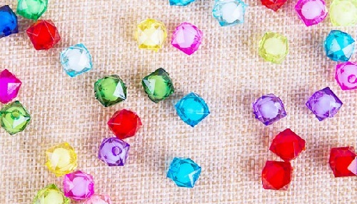 2月3日，純手工加工項(xiàng)目，專兼職手工，手工之家手工事業(yè)的外發(fā)加工業(yè)務(wù)利于大家、也利于企業(yè)，圖為勵志珠珠繡串珠手工繡珠剪影 作為手工之家珠繡串珠手工事業(yè)的重要板塊，手工之家的外發(fā)加工業(yè)務(wù)一直以來都做的很好，不僅為這個手工事業(yè)的發(fā)展提供了支持和保證，也因?yàn)閹椭吮姸嚅e散勞動力實(shí)現(xiàn)了居家靈活就業(yè)，而產(chǎn)生了良好的社會效益。 了解手工之家十幾年的發(fā)展歷史就會知道，手工之家最初只是一個小作坊，因?yàn)榧庸さ闹槔C串珠手工產(chǎn)品在市場上很受歡迎，對加工的需求很大，所以開始通過招募周邊鄉(xiāng)村的閑散勞動力居家做，開啟了外發(fā)加工的大門。 隨著產(chǎn)品種類越來越多，隨著市場越來越大，從商超到訂單客戶、從國內(nèi)到國外，從企業(yè)定制到展會、家裝行業(yè)，隨著知名度越來越高，加上手工之家一直以來對外的服務(wù)越來越完善、口碑越來越好，外發(fā)加工業(yè)務(wù)的范圍也越來越大、人員越來越多。 可以說，從南到北、從東到西，從農(nóng)村到城市、從女士到男士，手工之家?guī)椭珖鞯乇姸嚅e散勞動力通過珠繡串珠手工加工，居家掙錢增收，有的是自己兼職做、有的是與家人一起做、有的還組織人在做，手工之家的珠繡串珠手工事業(yè)的外發(fā)加工業(yè)務(wù)，成為加工人員心中一個寄托和向往。 對于手工之家企業(yè)來說，外發(fā)加工業(yè)務(wù)不僅保證了珠繡串珠手工的加工能力，可以更好地服務(wù)訂單客戶和市場，而且也為企業(yè)帶來了各種成績和榮譽(yù)，為企業(yè)帶來了大家的信任和支持。 為了更好服務(wù)外發(fā)加工業(yè)務(wù)的每一位加工人員，手工之家一直在不斷升級和完善相關(guān)的服務(wù)，不管是什么合作方式，手工之家都會提供真誠的服務(wù)，讓大家沒有后顧之憂，對于申請移動銷售新平臺的加工人員，手工之家的各項(xiàng)服務(wù)會更加貼心周到，讓大家在家加工銷售掙兩份收入。  純手工加工項(xiàng)目，專兼職手工，手工之家手工事業(yè)的外發(fā)加工業(yè)務(wù)利于大家、也利于企業(yè)。