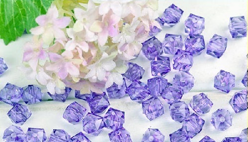 2月3日，純手工加工項(xiàng)目，專兼職手工，手工之家手工事業(yè)的外發(fā)加工業(yè)務(wù)利于大家、也利于企業(yè)，圖為勵志珠珠繡串珠手工繡珠剪影 作為手工之家珠繡串珠手工事業(yè)的重要板塊，手工之家的外發(fā)加工業(yè)務(wù)一直以來都做的很好，不僅為這個手工事業(yè)的發(fā)展提供了支持和保證，也因?yàn)閹椭吮姸嚅e散勞動力實(shí)現(xiàn)了居家靈活就業(yè)，而產(chǎn)生了良好的社會效益。 了解手工之家十幾年的發(fā)展歷史就會知道，手工之家最初只是一個小作坊，因?yàn)榧庸さ闹槔C串珠手工產(chǎn)品在市場上很受歡迎，對加工的需求很大，所以開始通過招募周邊鄉(xiāng)村的閑散勞動力居家做，開啟了外發(fā)加工的大門。 隨著產(chǎn)品種類越來越多，隨著市場越來越大，從商超到訂單客戶、從國內(nèi)到國外，從企業(yè)定制到展會、家裝行業(yè)，隨著知名度越來越高，加上手工之家一直以來對外的服務(wù)越來越完善、口碑越來越好，外發(fā)加工業(yè)務(wù)的范圍也越來越大、人員越來越多。 可以說，從南到北、從東到西，從農(nóng)村到城市、從女士到男士，手工之家?guī)椭珖鞯乇姸嚅e散勞動力通過珠繡串珠手工加工，居家掙錢增收，有的是自己兼職做、有的是與家人一起做、有的還組織人在做，手工之家的珠繡串珠手工事業(yè)的外發(fā)加工業(yè)務(wù)，成為加工人員心中一個寄托和向往。 對于手工之家企業(yè)來說，外發(fā)加工業(yè)務(wù)不僅保證了珠繡串珠手工的加工能力，可以更好地服務(wù)訂單客戶和市場，而且也為企業(yè)帶來了各種成績和榮譽(yù)，為企業(yè)帶來了大家的信任和支持。 為了更好服務(wù)外發(fā)加工業(yè)務(wù)的每一位加工人員，手工之家一直在不斷升級和完善相關(guān)的服務(wù)，不管是什么合作方式，手工之家都會提供真誠的服務(wù)，讓大家沒有后顧之憂，對于申請移動銷售新平臺的加工人員，手工之家的各項(xiàng)服務(wù)會更加貼心周到，讓大家在家加工銷售掙兩份收入。  純手工加工項(xiàng)目，專兼職手工，手工之家手工事業(yè)的外發(fā)加工業(yè)務(wù)利于大家、也利于企業(yè)。