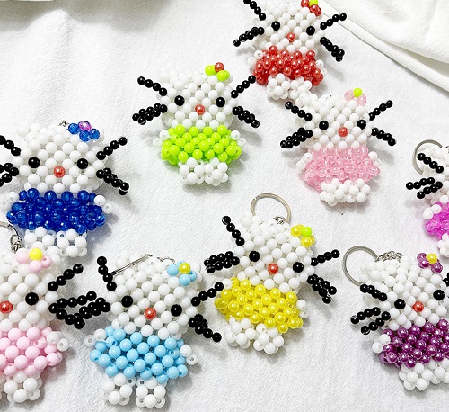 2月5日，純手工串珠項(xiàng)目，居家專兼職的好副業(yè)，靈活就業(yè)手工，手工之家重視加工、重視銷售，目標(biāo)一致，圖為勵(lì)志珠珠繡串珠手工產(chǎn)品剪影
