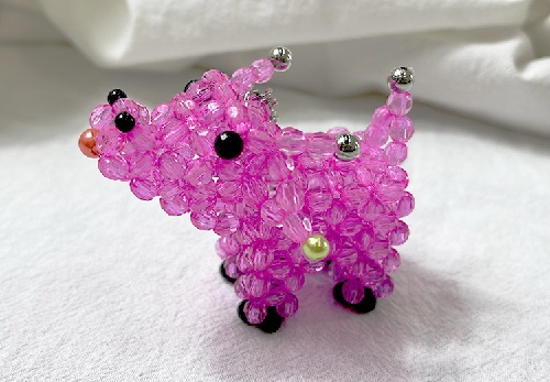 2月8日，正規(guī)手工企業(yè)，適合的串珠手工項(xiàng)目，手工之家的人性化服務(wù)很貼心，圖為勵(lì)志珠珠繡串珠手工產(chǎn)品剪影