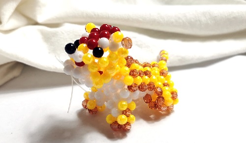 2月14日，正規(guī)手工項(xiàng)目，靈活就業(yè)好選擇，手工之家的純手工，加工和銷售都好做，因?yàn)楫a(chǎn)品讓人喜歡，圖為勵(lì)志珠珠繡串珠手工產(chǎn)品剪影