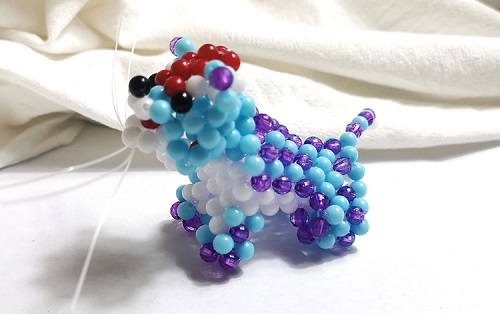 2月14日，正規(guī)手工項(xiàng)目，靈活就業(yè)好選擇，手工之家的純手工，加工和銷售都好做，因?yàn)楫a(chǎn)品讓人喜歡，圖為勵(lì)志珠珠繡串珠手工產(chǎn)品剪影