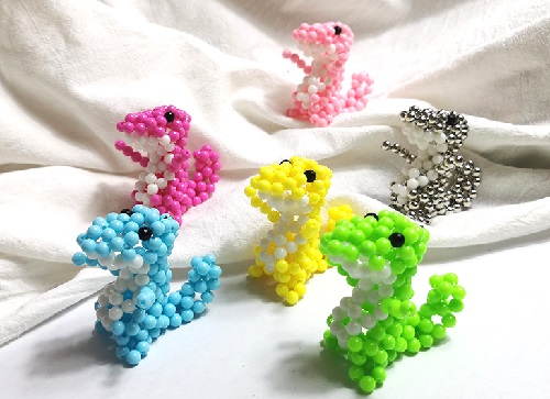 2月18日, 可靠的串珠手工項目，靈活就業(yè)好手工，手工之家純手工項目一樣適合在農(nóng)村做,圖為勵志珠珠繡串珠手工產(chǎn)品剪影