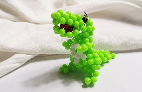 2月18日, 可靠的串珠手工項目，靈活就業(yè)好手工，手工之家純手工項目一樣適合在農(nóng)村做,圖為勵志珠珠繡串珠手工產(chǎn)品剪影